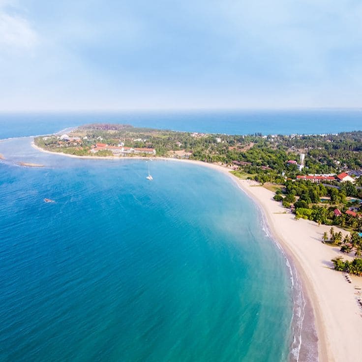 Arugam Bay surf town countryside